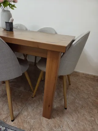 Tavolo da pranzo in legno senza sedie