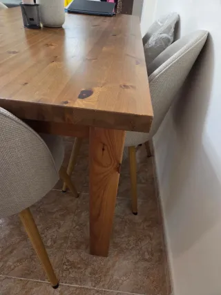 Tavolo da pranzo in legno senza sedie