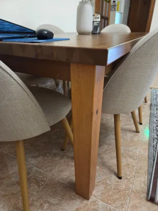 Tavolo da pranzo in legno senza sedie