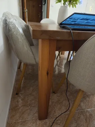 Tavolo da pranzo in legno senza sedie