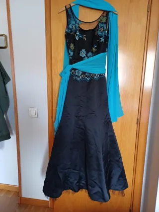 Vestido de fiesta negro y azul