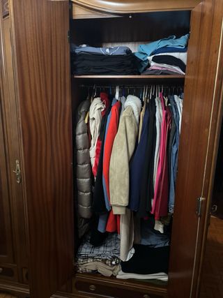 Armario antiguo de madera con espejo