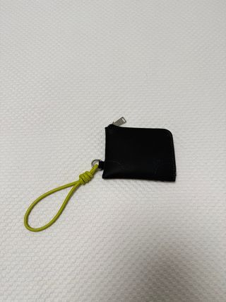 Monedero negro con asa verde