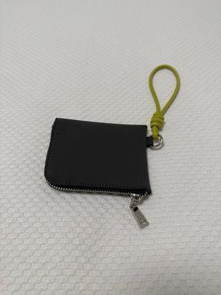 Monedero negro con asa verde