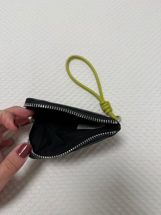 Monedero negro con asa verde