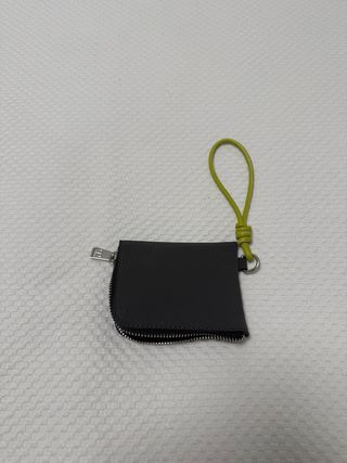 Monedero negro con asa verde