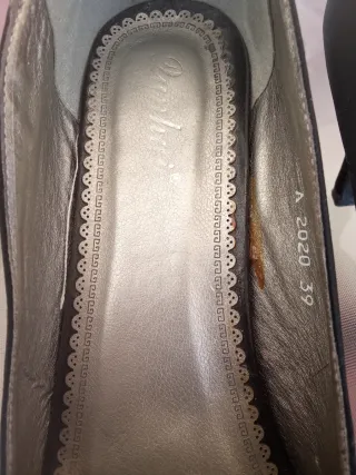 Zapatos de tacón negros con lazo y pedrería