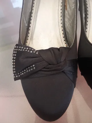 Zapatos de tacón negros con lazo y pedrería