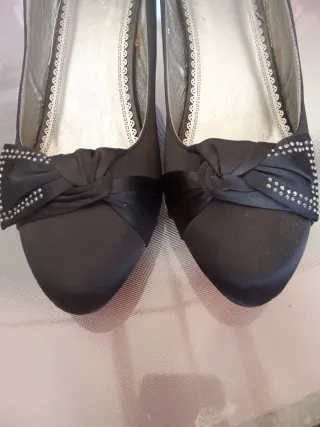 Zapatos de tacón negros con lazo y pedrería