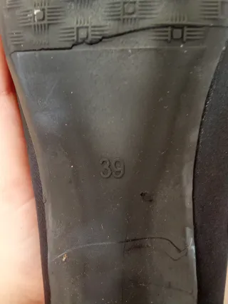 Zapatos de tacón negros con lazo y pedrería