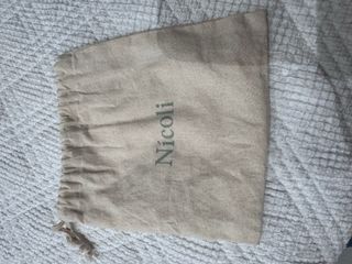 Cinturón negro tachuelas doradas Nicoli