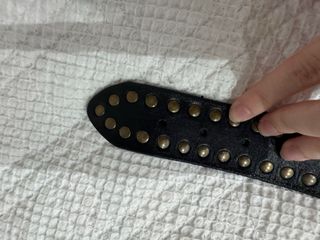 Cinturón negro tachuelas doradas Nicoli