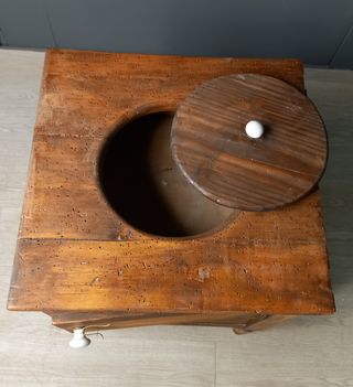 MESITA LETRINA ANTIGUA