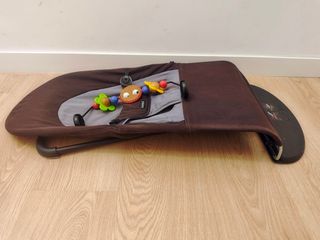 Hamaca Babybjörn original con barra de juegos.