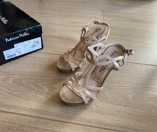 Tacones dorados fiesta