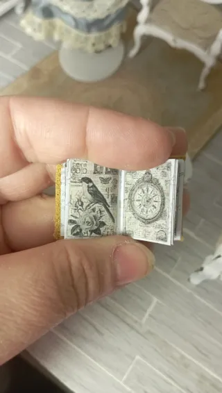 Libro miniatura 1:12 Shabby Chic B/N