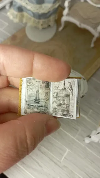 Libro miniatura 1:12 Shabby Chic B/N