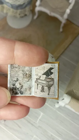Libro miniatura 1:12 Shabby Chic B/N