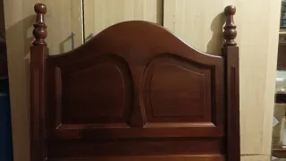 Cabecero de madera marrón