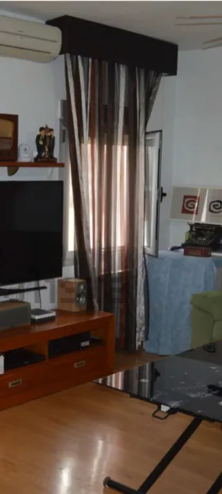 Cortina de tela con rayas marrones y plateadas