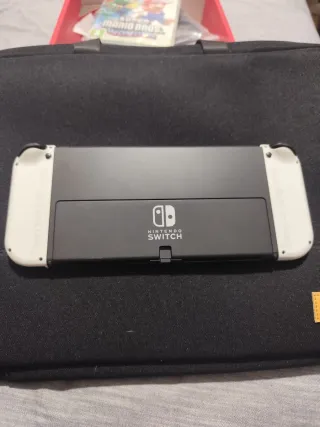 Nintendo Switch OLED Blanca y Negra.