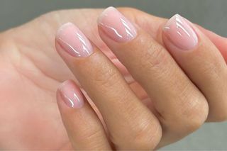 ¡Se ofrecen servicios de belleza y bienestar!