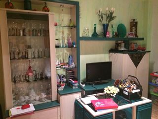 Vitrina expositora de cristal y madera