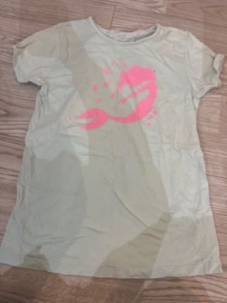 Camiseta verde con sirena rosa