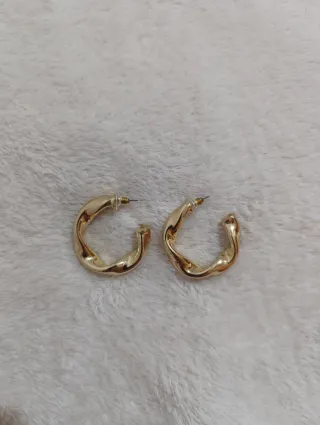 Pendientes dorados trenzados