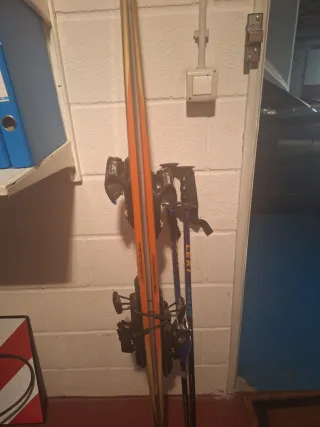 Esquís DYNASTAR 7 MAX OMEGA y bastones LEKI