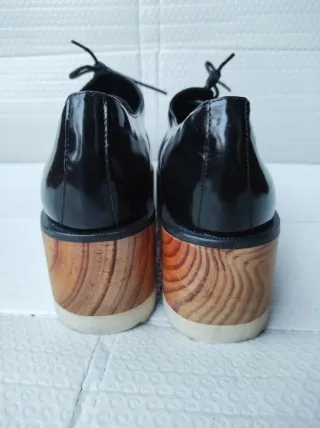 Zapatos Uterqüe negros con cordones y plataforma