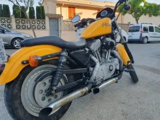 Harley-Davidson Cruiser Amarilla