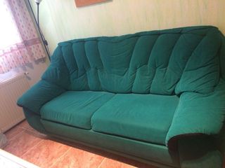 Sofá de tela verde