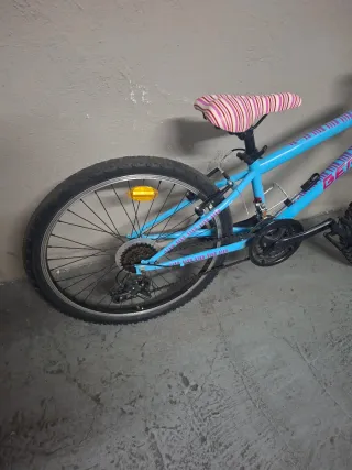Bicicleta azul niña BERG