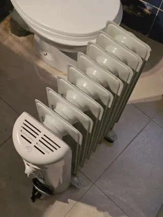 Radiador eléctrico blanco y gris