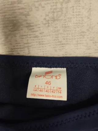 Bikini azul con detalles blancos