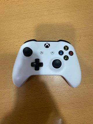 Xbox One S 1TB Bianca, +2 controller, +2 giochi