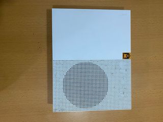 Xbox One S 1TB Bianca, +2 controller, +2 giochi