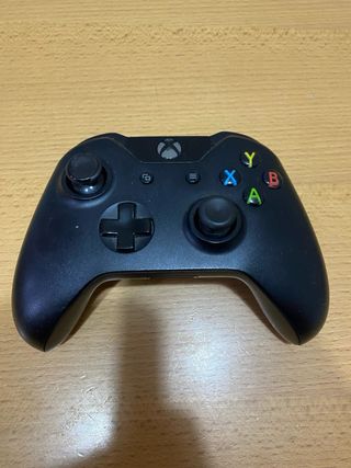 Xbox One S 1TB Bianca, +2 controller, +2 giochi