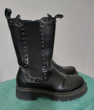 Stivali biker neri con borchie