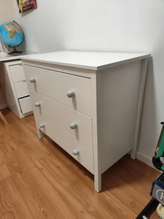 Cómoda infantil blanca con tiradores