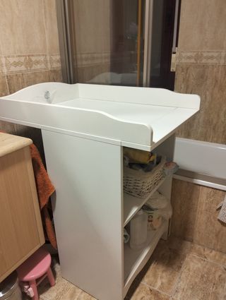 Cambiador con mueble blanco
