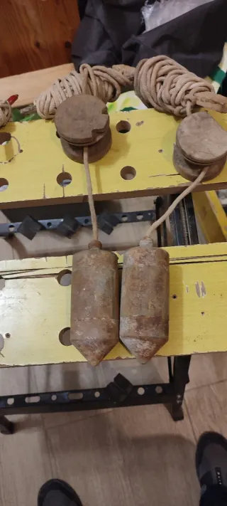 Plomadas de metal con cuerda