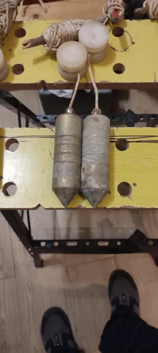 Plomadas de metal con cuerda