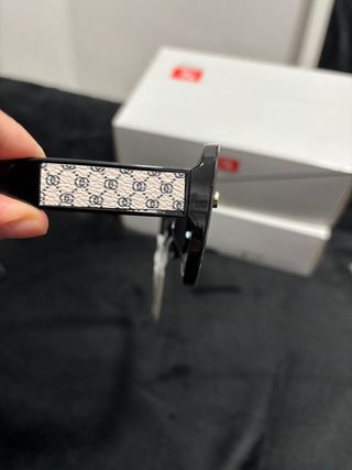 Gafas de sol negras y doradas