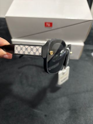 Gafas de sol negras y doradas