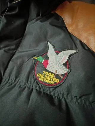 Chaqueta Chevignon Negra con Detalles Marrones