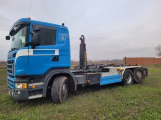 Camion con multilift gancho portacontenedores