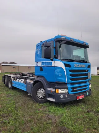 Camion con multilift gancho portacontenedores