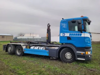 Camion con multilift gancho portacontenedores